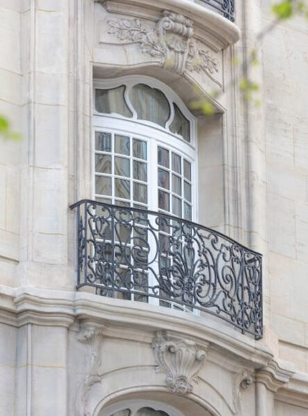 fabrication-dune-porte-dentree-avec-ensemble-composee-avec-recuperation-des-grilles-dorigine