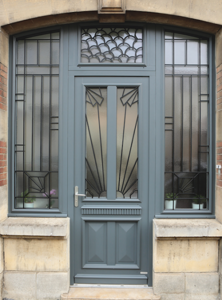 fabrication-dune-porte-dentree-avec-ensemble-composee-avec-recuperation-des-grilles-dorigine