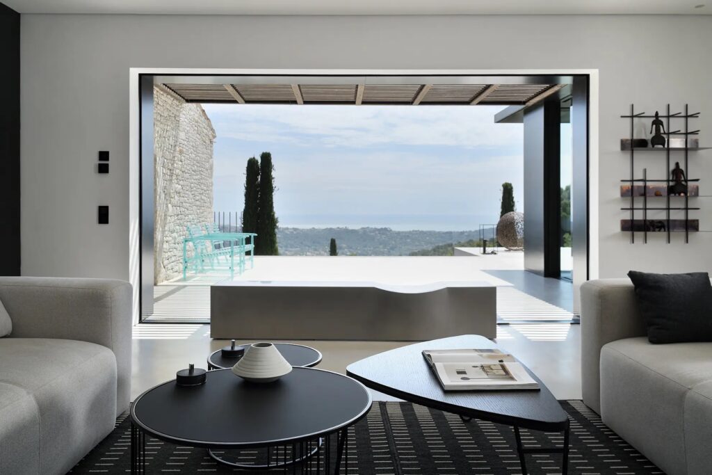 Grande baie vitrée minimaliste avec profils aluminium fins