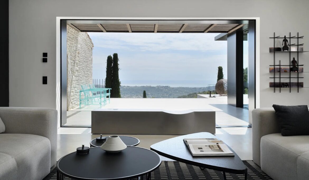 Grande baie vitrée minimaliste avec profils aluminium fins