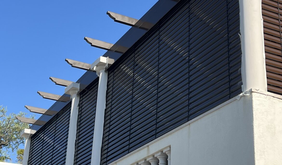 BSO aluminium installés devant de grandes baies vitrées
