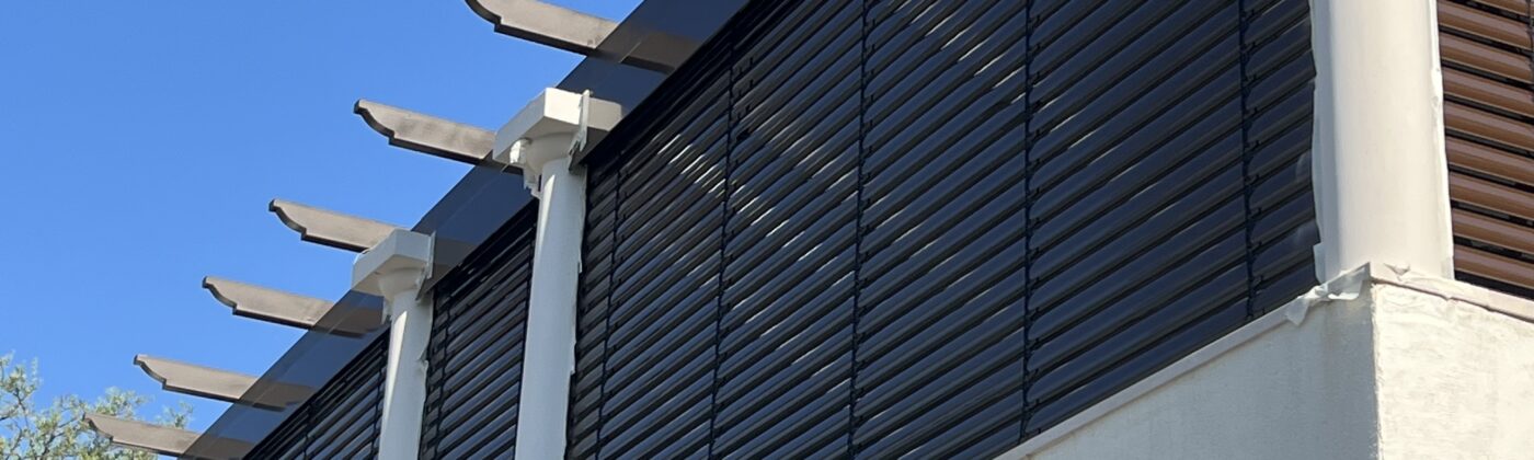 BSO aluminium installés devant de grandes baies vitrées