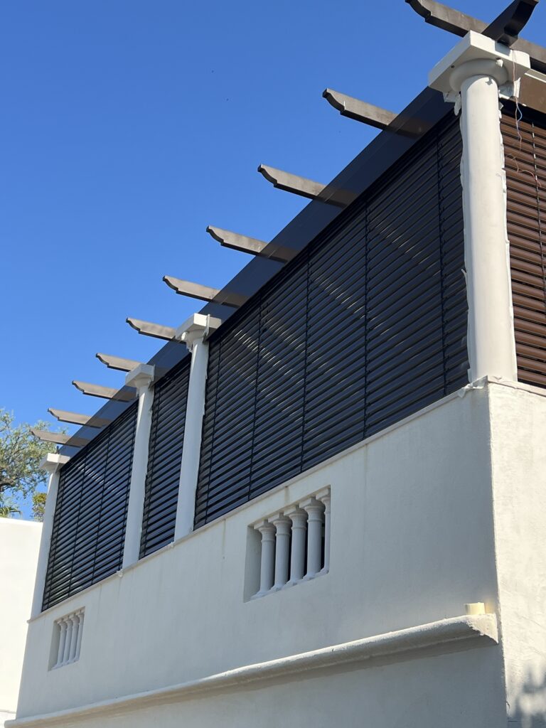BSO aluminium installés devant de grandes baies vitrées